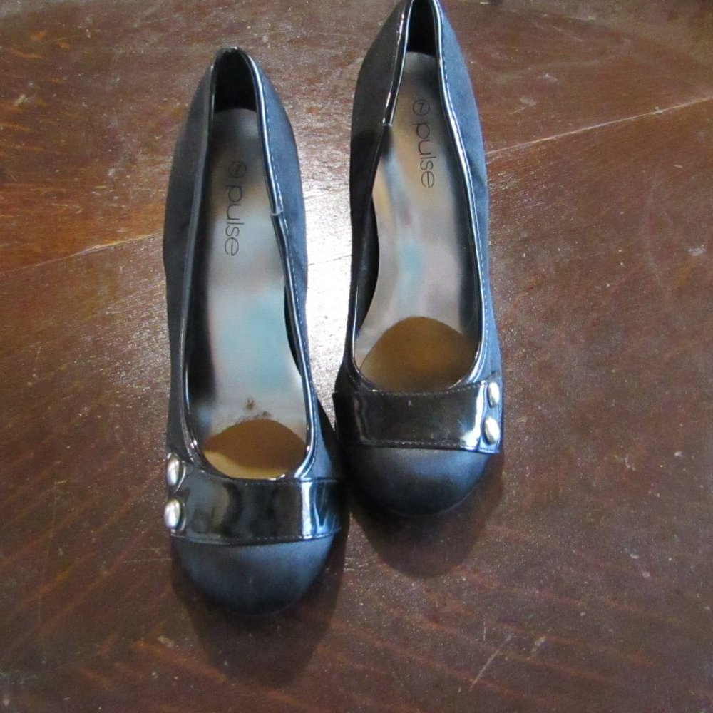 Black vintage style Pulse heels with silver studs - size 7